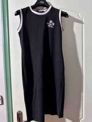 Μαύρο φόρεμα αμάνικο μεταχειρισμένο με λεπτομέρειες Μίκυ και στρας