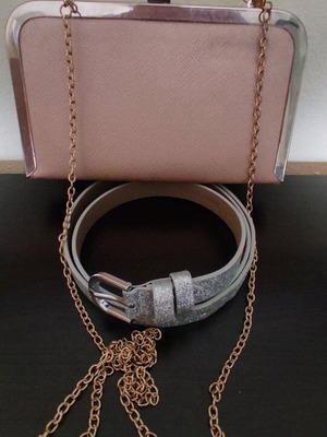 Τσαντάκι clutch σε ανοιχτό ροζ με χρυσή αλυσίδα και δώρο ασημί ζώνη με γκλίτερ σαν καινούργιο