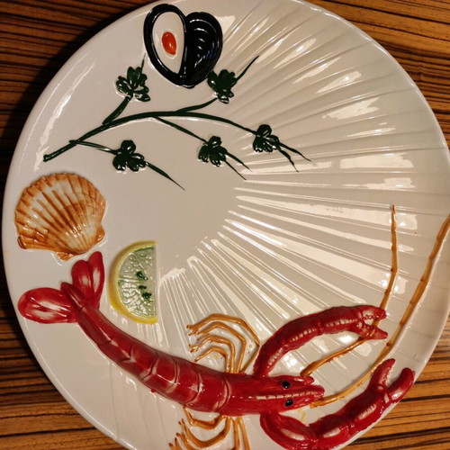 Seafood platter 33cm like new with embossed designs