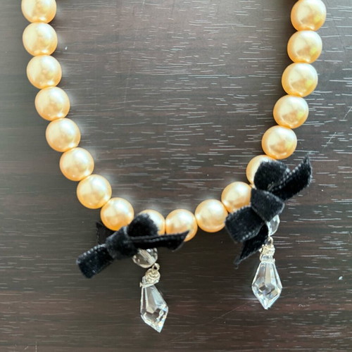 Short necklace with pearls, crystals and velvet bows like new
