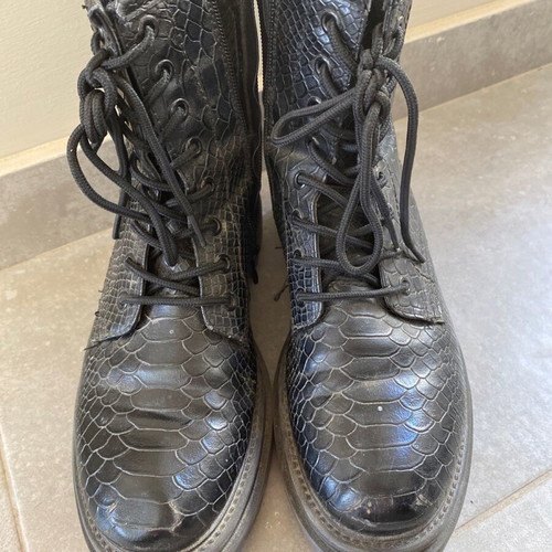 Black boots like new