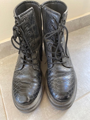 Black boots like new