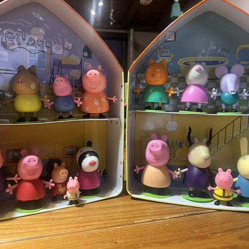 Peppa Pig metal house case with 16 figures used