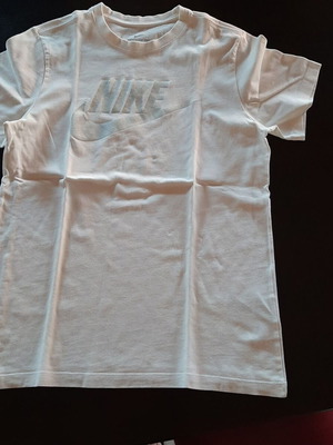 Nike T-shirt like new, size M, white and silver