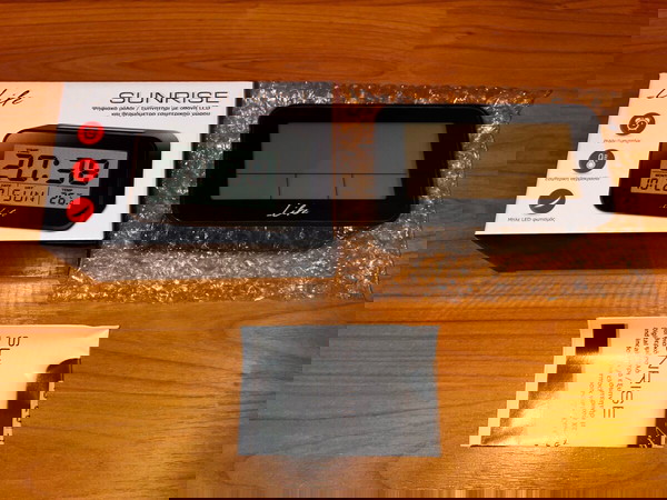 Ψηφιακό ρολόι / ξυπνητήρι με οθόνη LCD, θερμόμετρο εσωτερικού χώρου και ημερολόγιο.