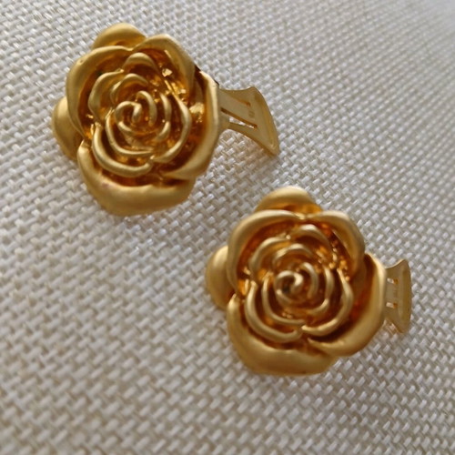 Vintage rose clip earrings like new, gold color