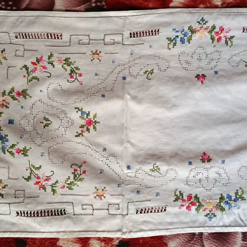 Vintage embroidered set of 6 white linen table runners