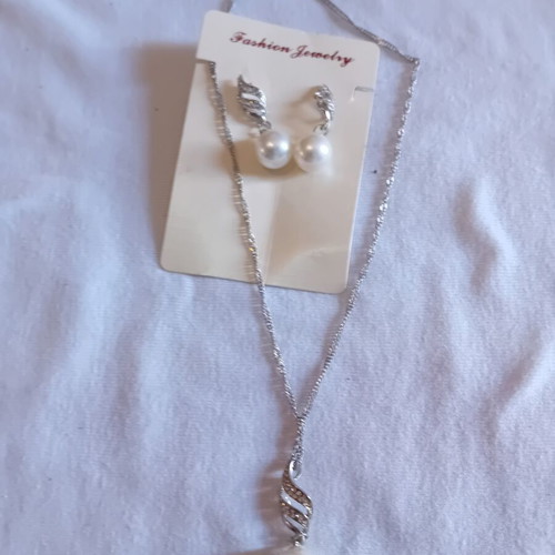 Jewelry set with pearls like new