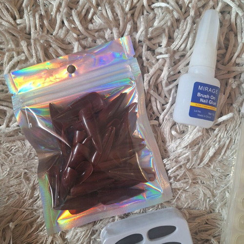 Fake nails and nail glues used