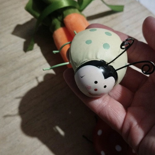 Spring decorations used, pack with 2 metal ladybugs and carrot pouch