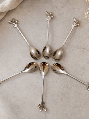 Set of 6 stainless steel spoons with leaf design like new