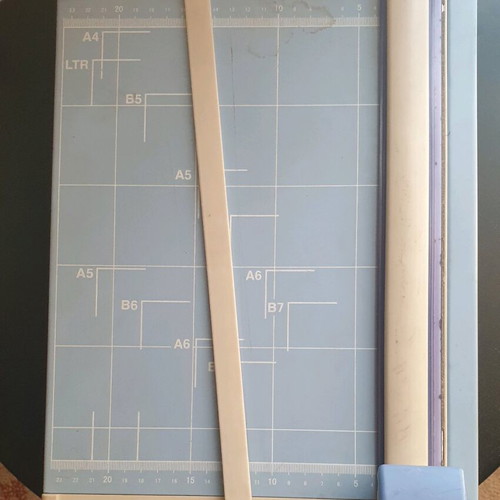 Tabletop paper cutter like new for photos and paper