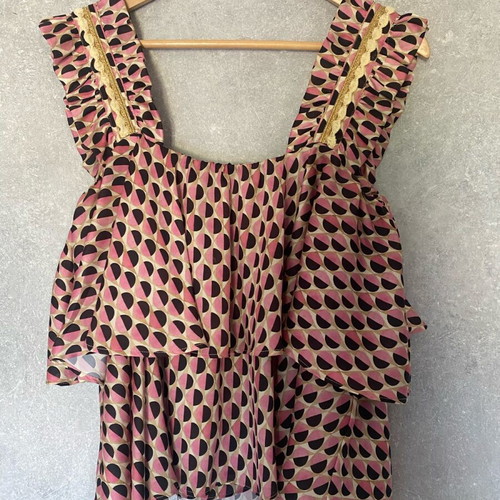 Avant Garde women's short top like new, size M, black and pink