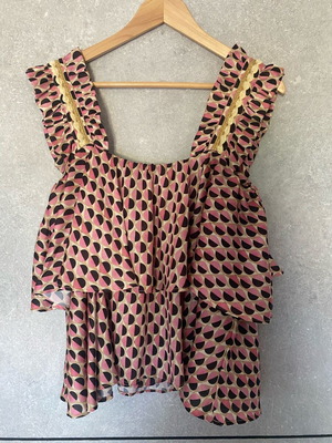 Avant Garde women's short top like new, size M, black and pink