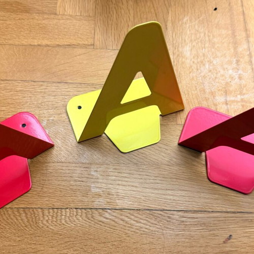 Metal bookends set of 3 like new, colorful