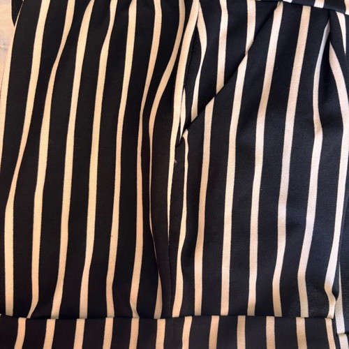 Women's shorts like new, crepe fabric, black and white, size S/M