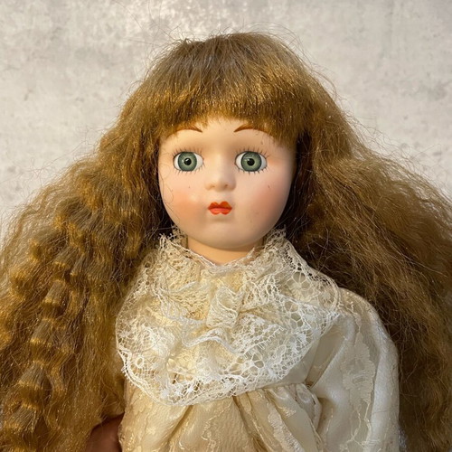 Vintage porcelain doll Heritage Mint ltd 1988, 1989 used