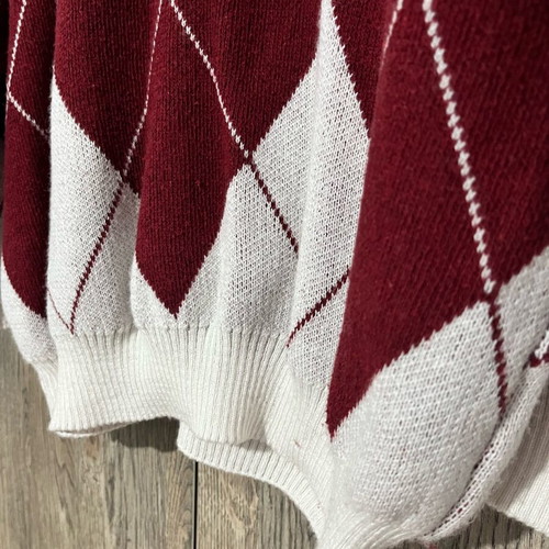 Knitted sweater like new with diamond pattern in burgundy and beige