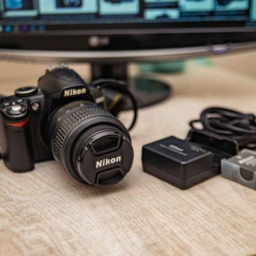 Nikon D3000 kit 18-55mm VR camera like new