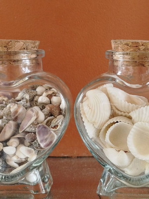 Glass heart-shaped jar like new with shells and cork