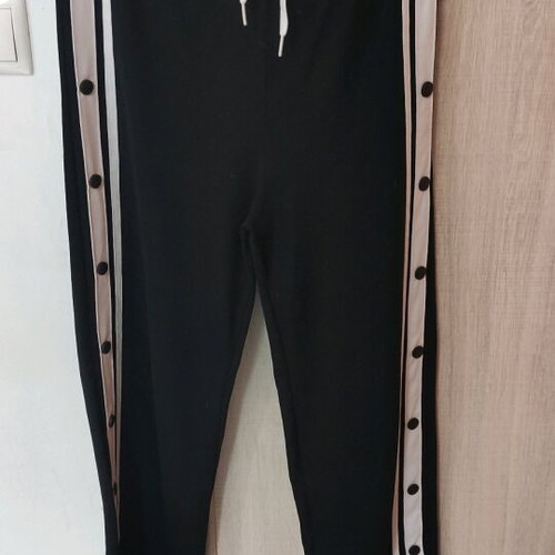Cropped black pants like new with decorative buttons