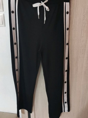 Cropped black pants like new with decorative buttons