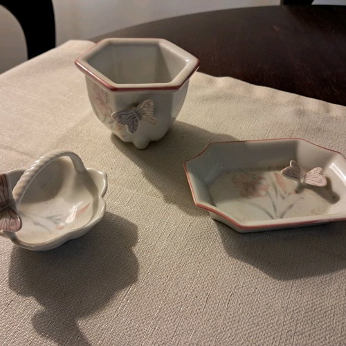 Porcelain set like new with small pot, ashtray and decorative basket