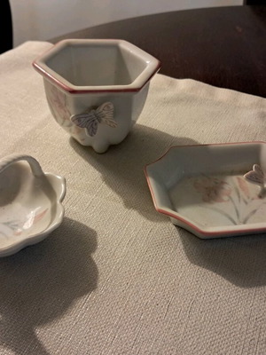 Porcelain set like new with small pot, ashtray and decorative basket