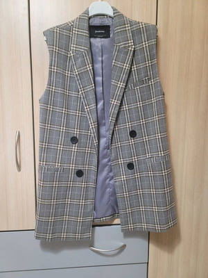 Stradivarius checked vest like new with padding and pockets gray