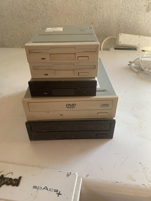 Floppy drives και DVD drives πακέτο μεταχειρισμένο, δεν είναι δοκιμασμένα