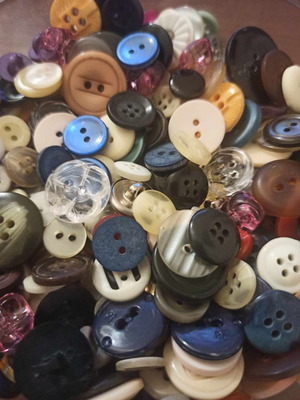 Κουμπιά μεταχειρισμένα, παλαιά και καινούργια, 330 τεμάχια