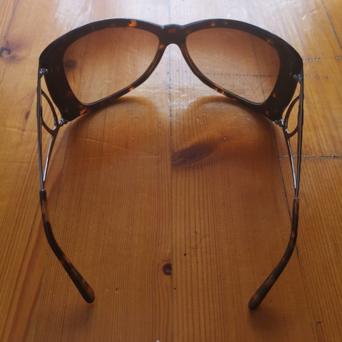 Genny sunglasses brown like new with metal arms