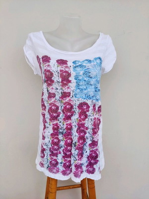 Blouse with roses size M like new, white