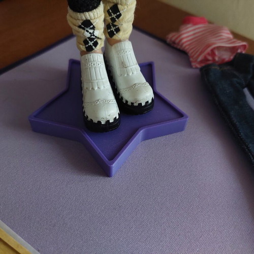 Bratz doll like new with extra clothes and stand