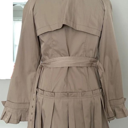Madison trench coat like new, beige, with belt, modern collar and pleated details