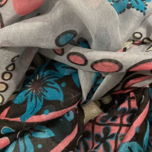 3 women's scarves