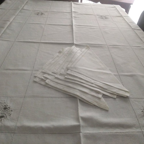 Handmade tablecloth with 6 food napkins, vintage