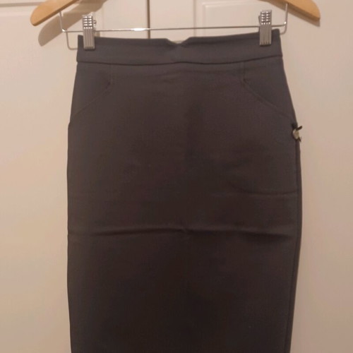 Lynne skirt size XS like new, charcoal, fitted