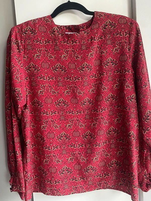 Women's long-sleeve blouse like new, red with small padding