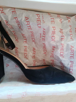 Arte Piedi suede pumps with ankle strap size 37 like new, black