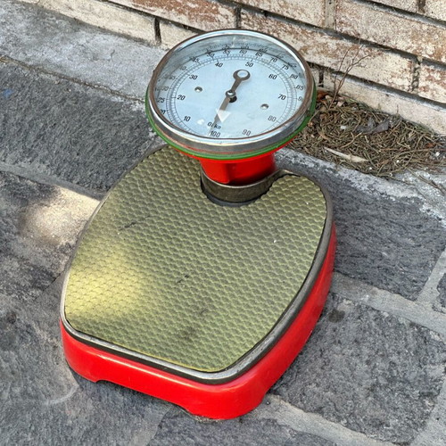 Vintage floor scale used with analog display, red/green