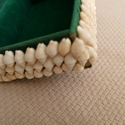 Vintage jewelry box decorative with shells like new