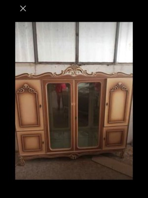 Κρυσταλιέρα πατίνα μεταχειρισμένη του 60 με καθρέφτη και ξύλινα ράφια