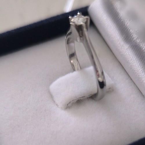 18K white gold diamond solitaire ring, flame design