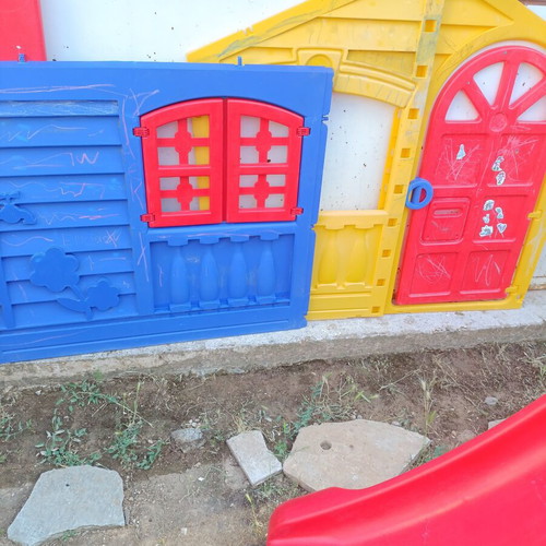 Bildo children's slide like new with garden playhouse