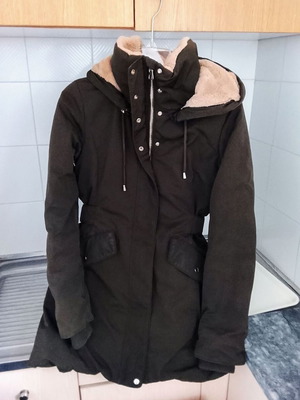 Zara μπουφάν παρκά με μπεζ επένδυση fleece σε πράσινο, μέγεθος S