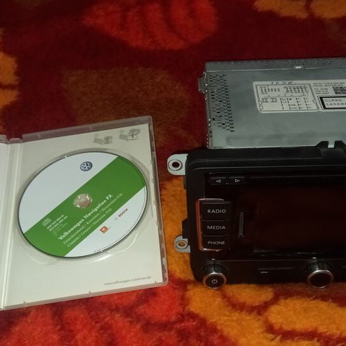 Volkswagen RNS 310 screen with CD and maps, factory