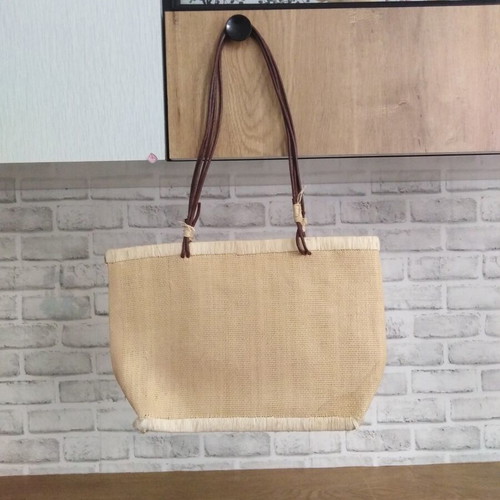 Straw Shoulder Bag with Embroidered Flowers like new, beige