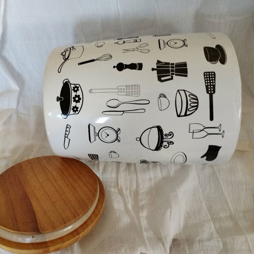 Earthenware kitchen container like new with airtight lid