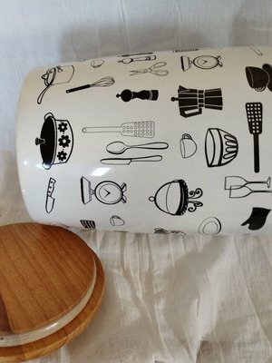 Earthenware kitchen container like new with airtight lid